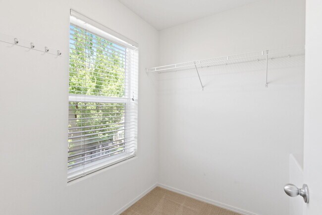 Building Photo - 2732 NW Kennedy Ct