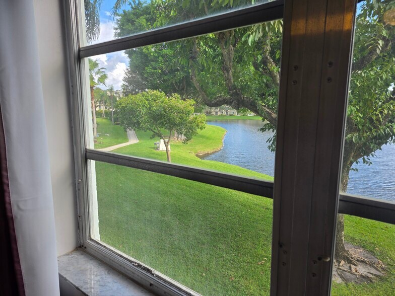 Master bedroom windows - 2222 N Cypress Bend Dr