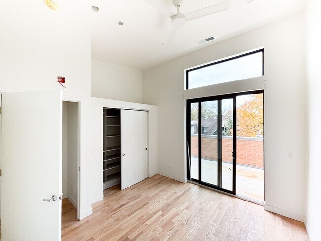 Building Photo - Spectacular 3 Bed/3 Bath Penthouse Apartment in prime Lincoln Park Location. Semi-Private Elevato...