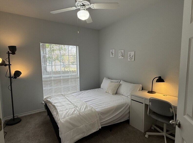 Building Photo - 909 W 23rd St