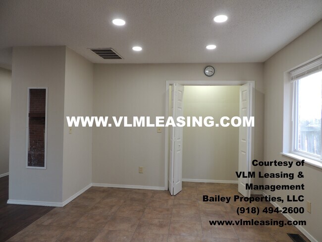 Building Photo - 404 W Vicksburg St