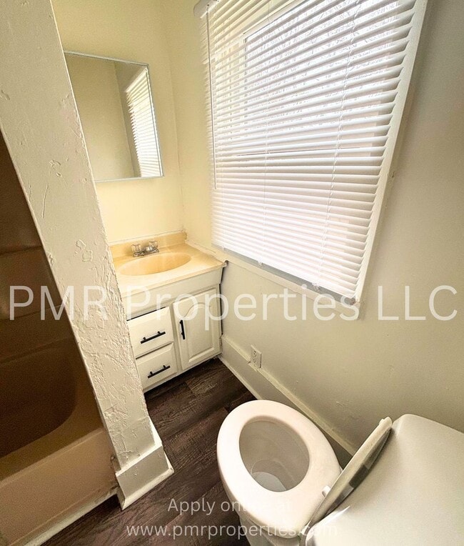 Building Photo - 2 Bedroom/ 1 Bathroom House