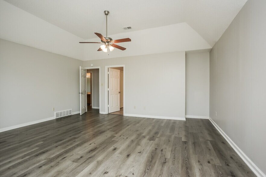 Building Photo - 4498 Whispering Bend Dr