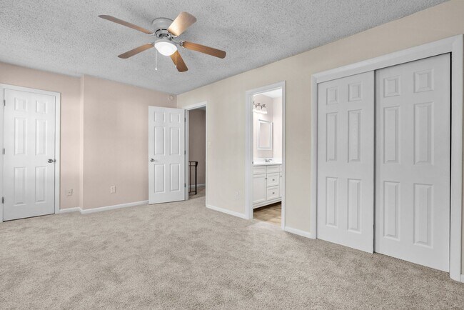 Building Photo - VB Townhouse 3 bedroomReady for quick move in