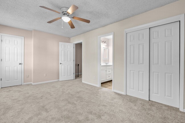 Building Photo - VB Townhouse 3 bedrooms