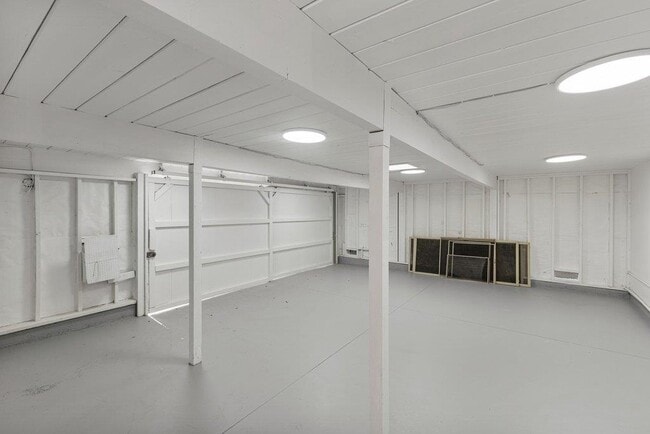 Building Photo - 729 Stendhal Ln