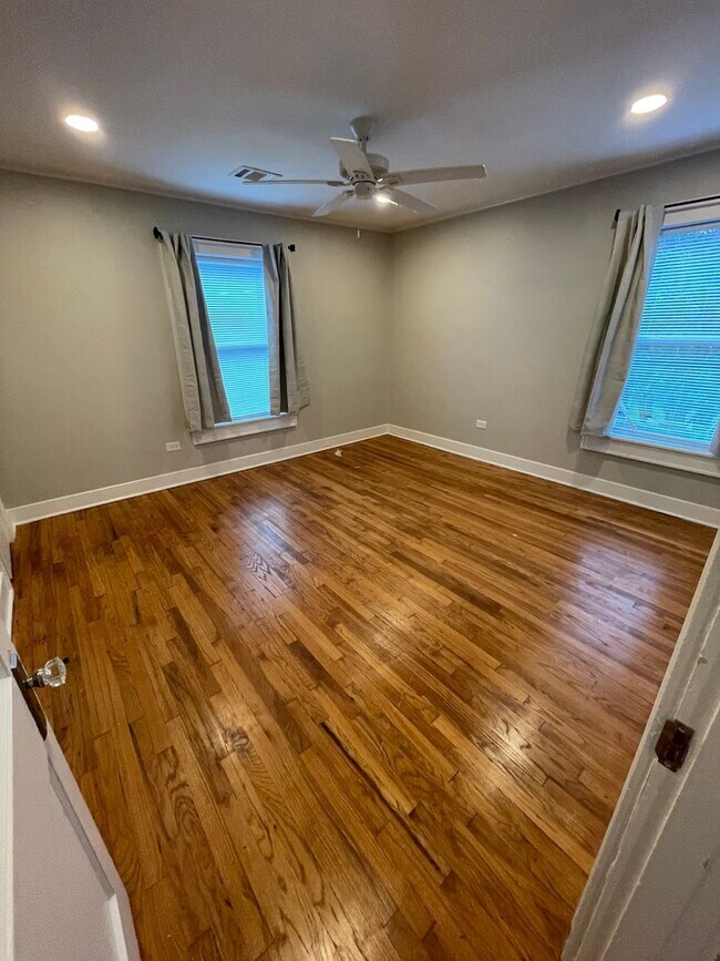 Building Photo - Gorgeous 2 Story Apartment