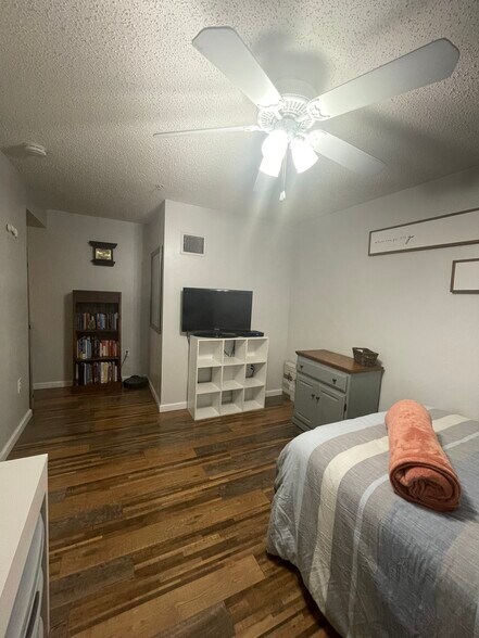 Building Photo - 2400 Feather Sound Dr