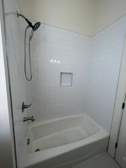 Building Photo - 514 E 8th St