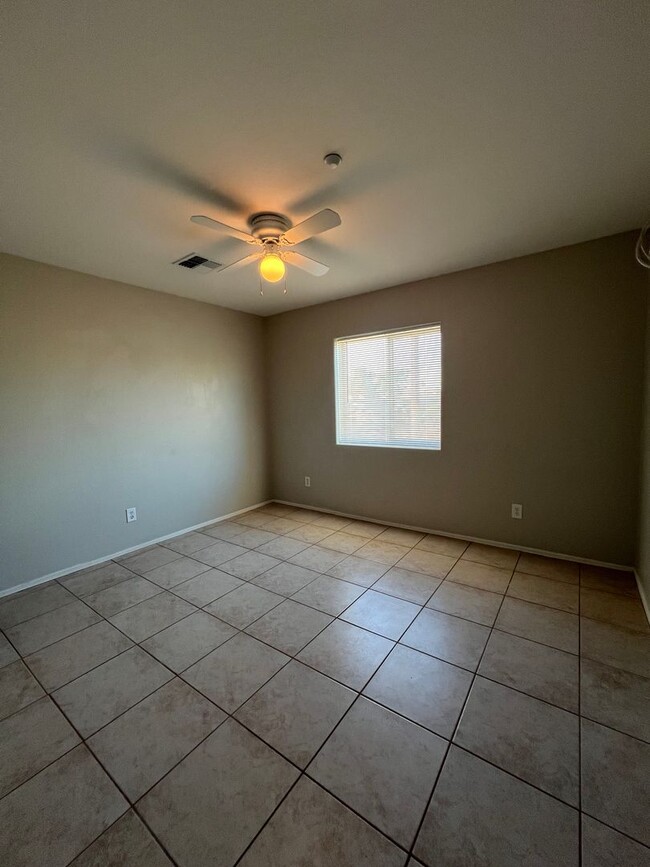 Building Photo - 2 Bedroom 1.5 Bath  Move in Ready in North...