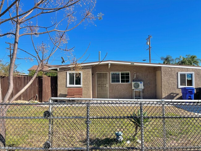 Building Photo - Three Bedroom Two Bathroom Home $2,495 Ria...