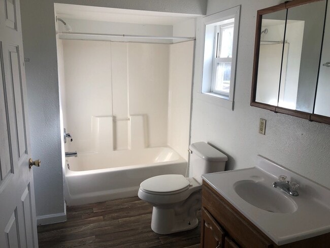 Building Photo - Fantastic 4 bedroom 2 full bath,