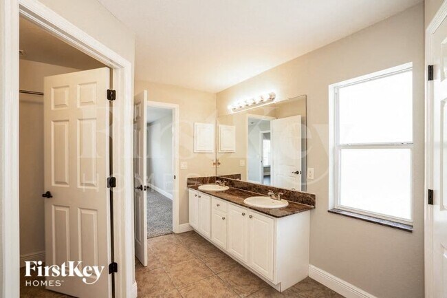 Building Photo - 4633 Fernway Dr