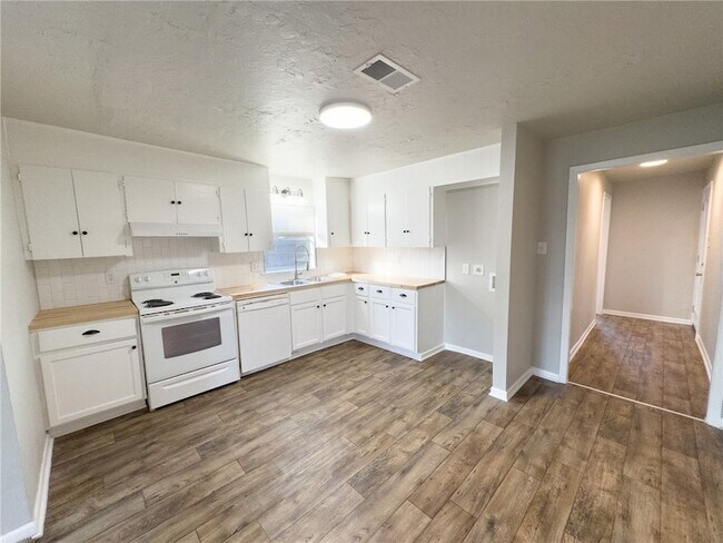 Building Photo - 1111 Georgia St