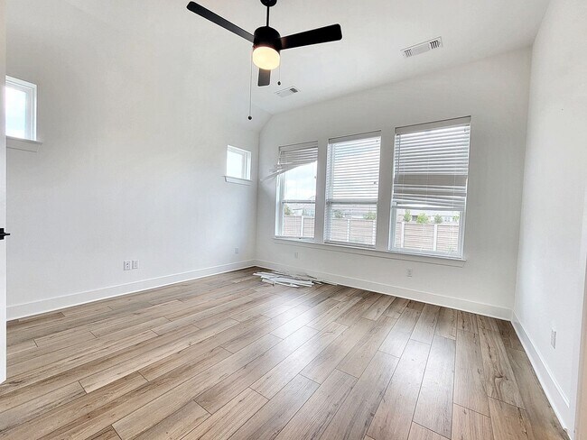 Building Photo - 513 Three Feathers Ct