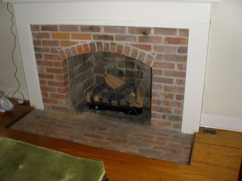 working lvingroomfireplace - 711 W South St