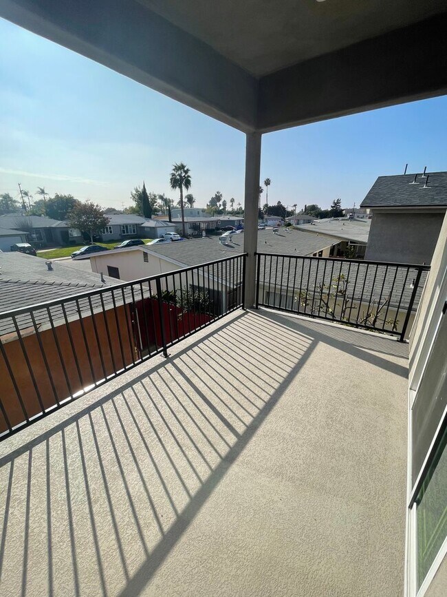 Building Photo - 4BD/2BA w Large Deck!