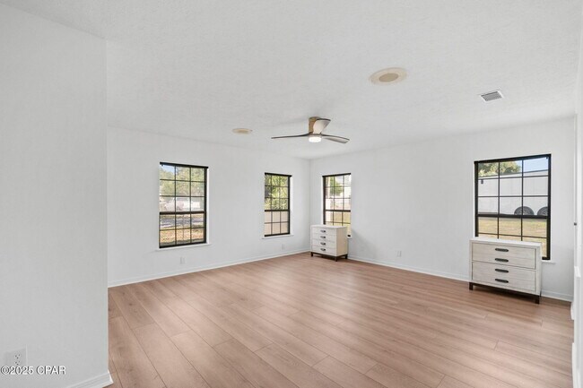 Building Photo - 224 E Lakeshore Dr