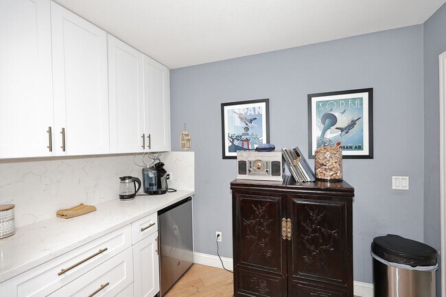 Building Photo - Fully Furnished Remodeled 4 Bedroom / 4 Bathroom Home with spacious back yard & pool in Central P...