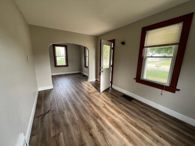 Building Photo - 2 bedroom / 1 bathroom Home with detached ...