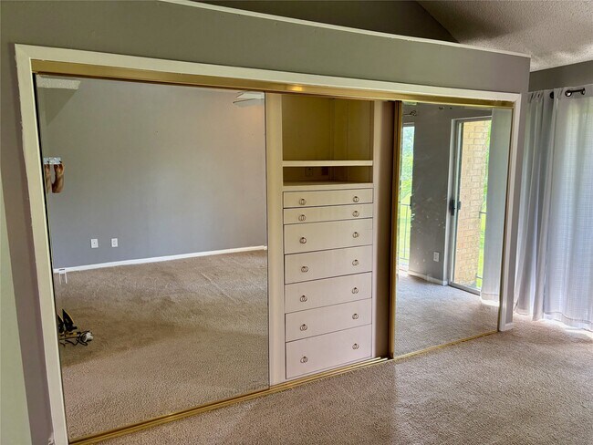 Building Photo - 1830 Veranda Dr