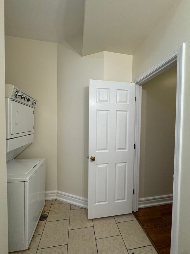 Building Photo - 2027 Russell Blvd