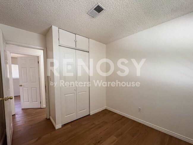 Building Photo - 5 Bed 2 Bath | Denver Home