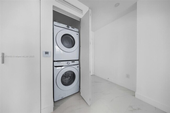 Building Photo - 700 NE 24th St