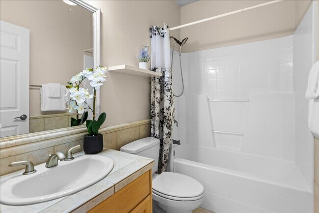 Building Photo - 5Bd/3.5Ba Shoreline House