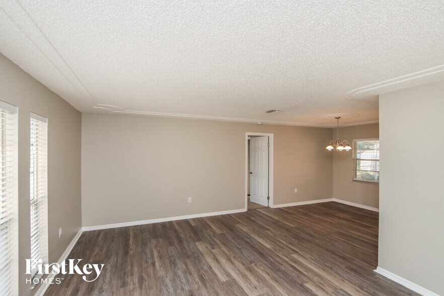 Building Photo - 2027 Beekman St NE