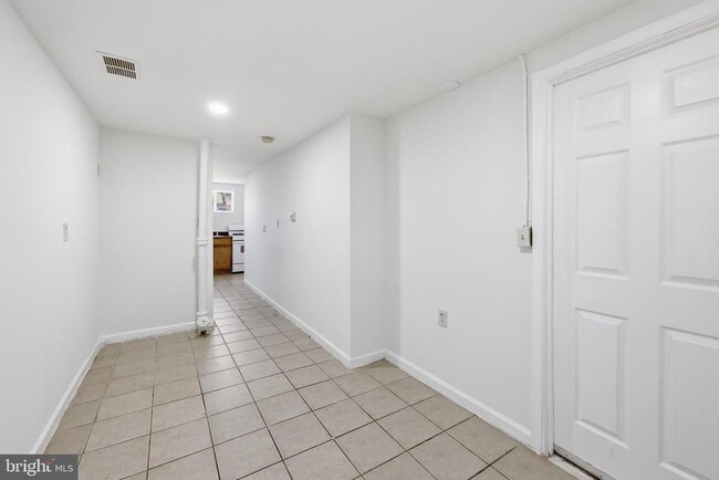 Building Photo - 3816 W Bay Ave