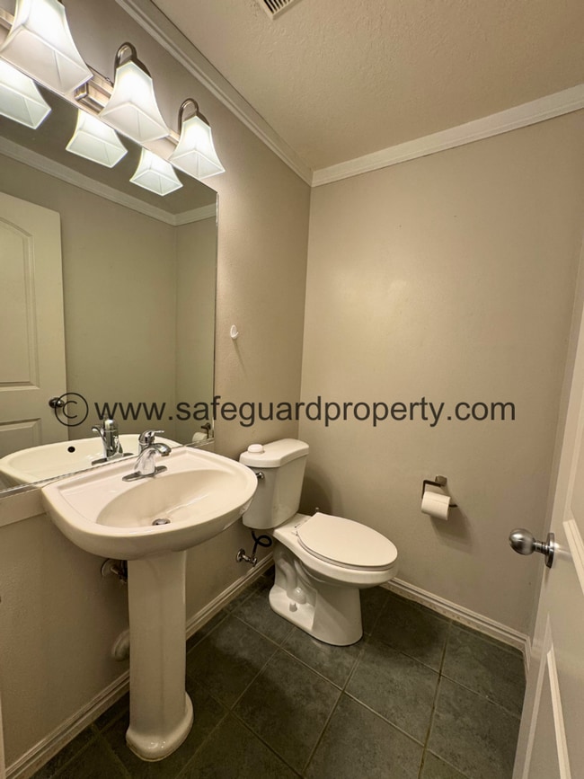 Building Photo - Modern Townhome in Gated Community