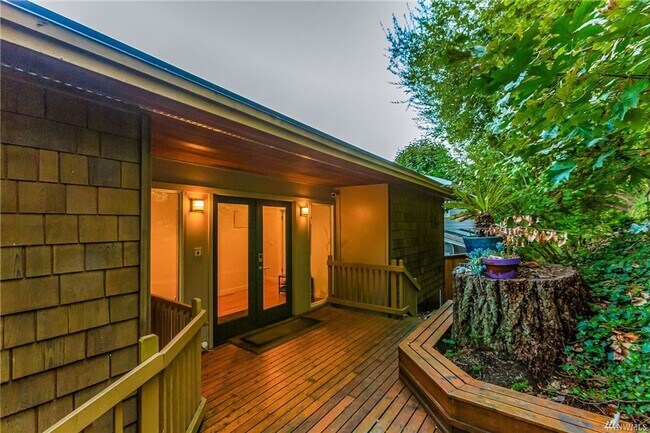 Building Photo - Stunning Lake Sammamish 50 Foot Waterfront...