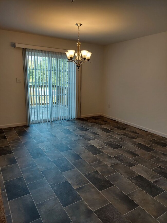 Building Photo - Margarets Grove 3 bedroom, 2.5 bath Townhome