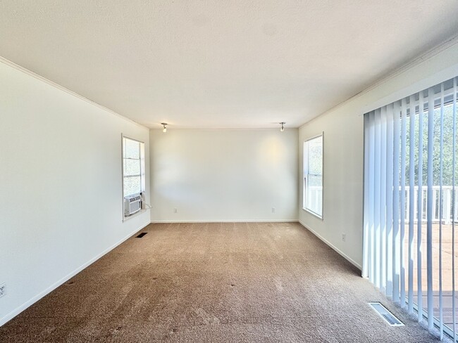 Building Photo - Quiet 3/2 with bonus room in El Dorado Hil...