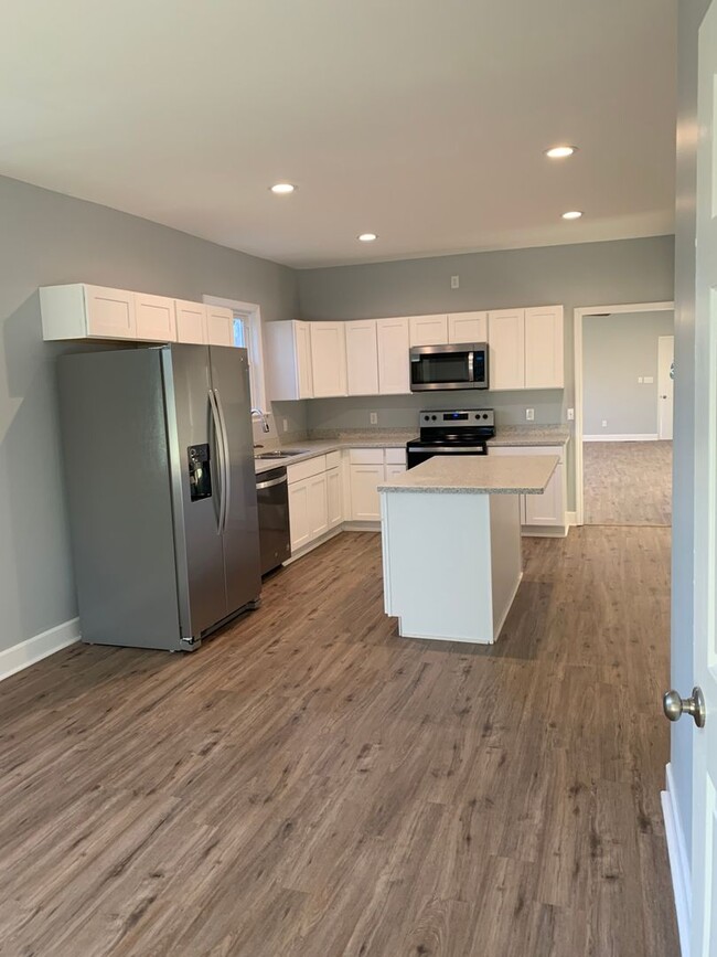 Building Photo - 3 Bedroom  2.5 Bath  with nice open yard!