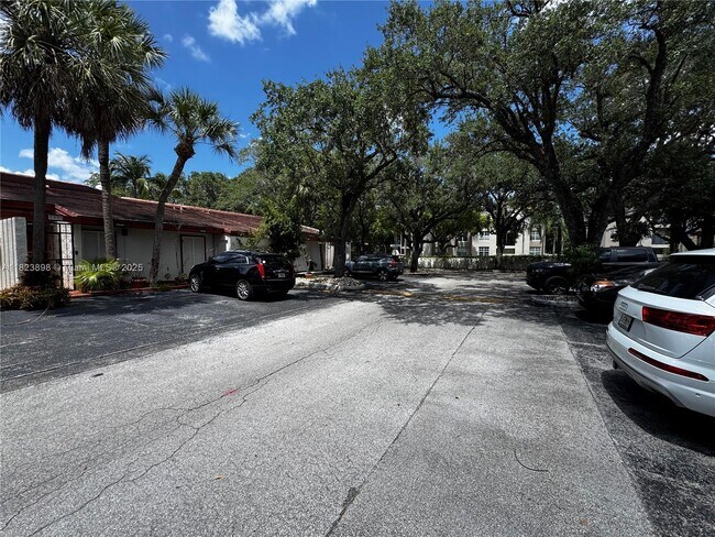 Building Photo - 6984 Greentree Ln