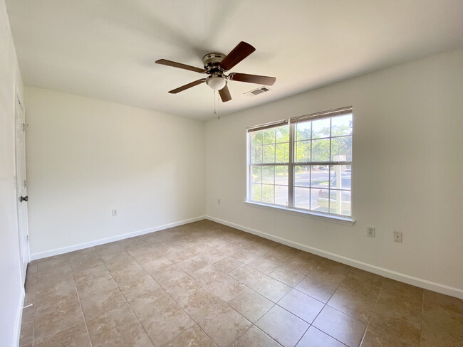 Building Photo - Spacious Three Bedroom Condo Located at Th...