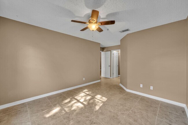 Building Photo - Oviedo Condo One-bedroom Available UTILITIES included.