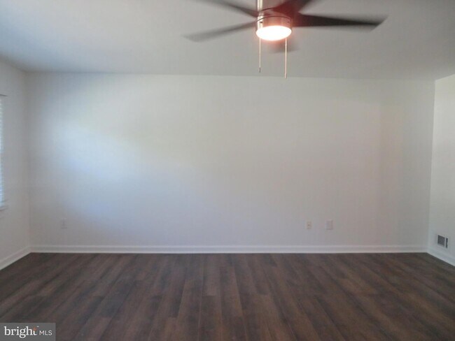 Building Photo - 7895 Pavilion Dr
