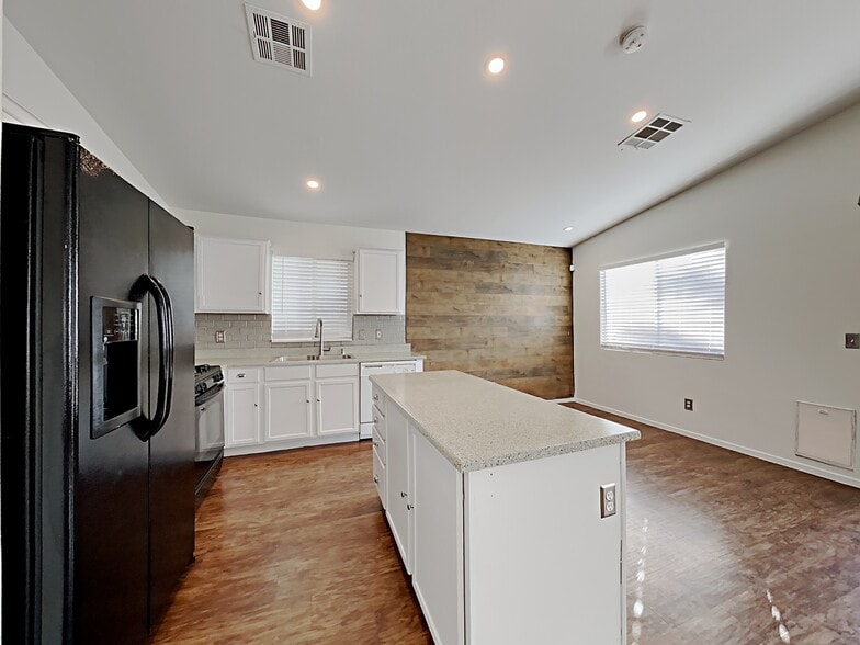 Building Photo - 9395 Santa Fe Rose St