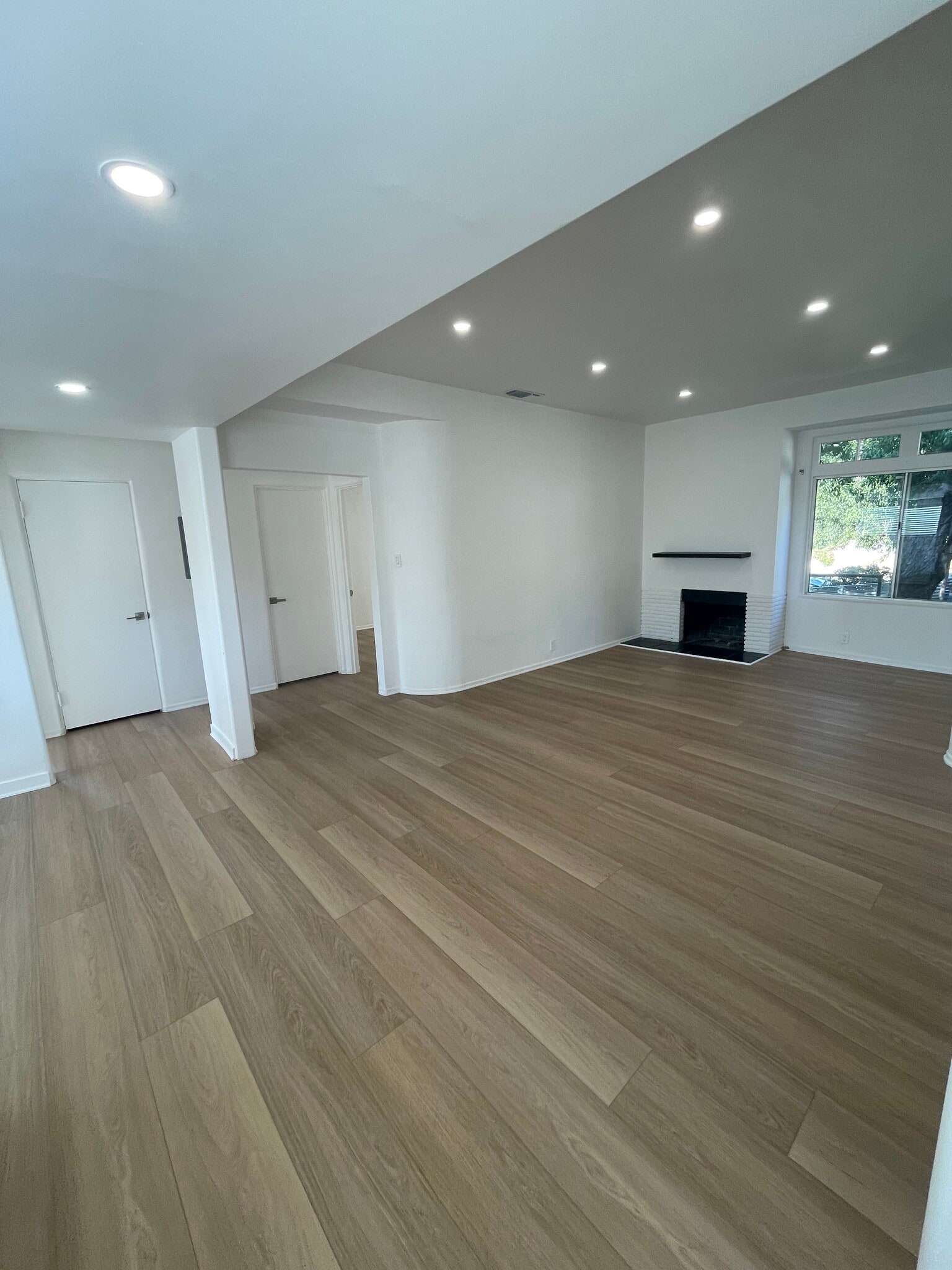 Building Photo - 3043 Hollycrest Dr