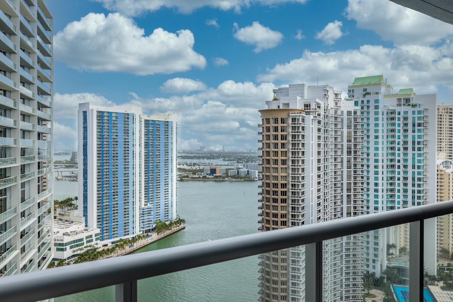 Building Photo - 495 Brickell Ave
