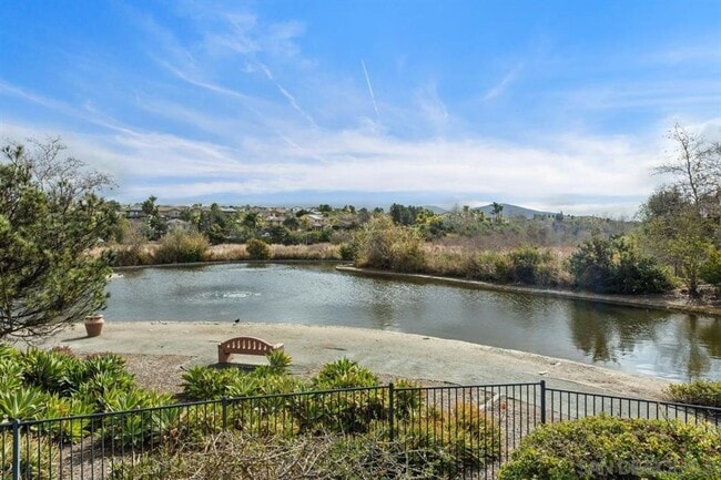 Building Photo - Gorgeous Eastlake Townhome!
