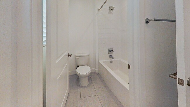 Building Photo - Stunning 5-Bedroom Home in the Heart of Re...