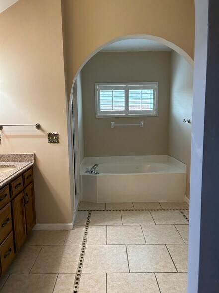 Building Photo - 6126 English Ivy N