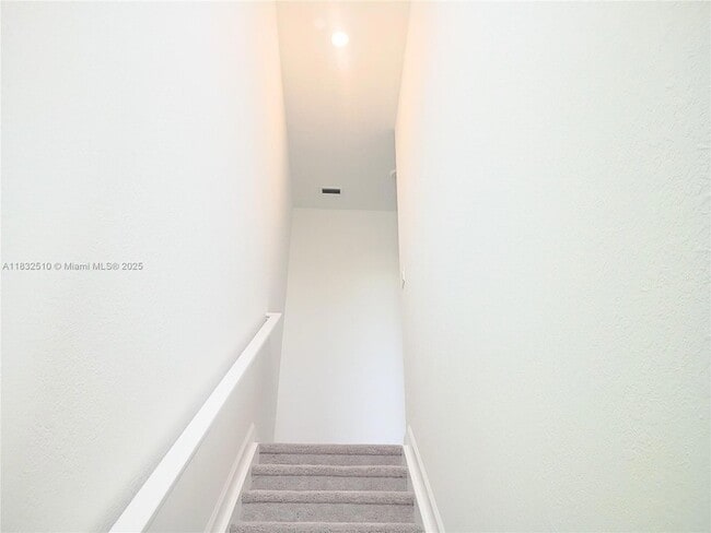 Building Photo - 329 SE Crossoak Ln