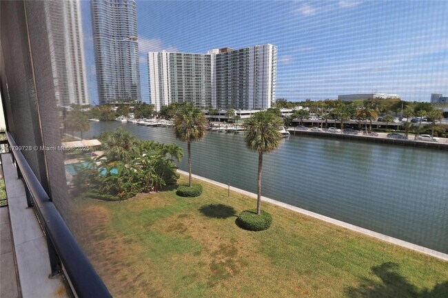 Building Photo - 220 Kings Point Dr