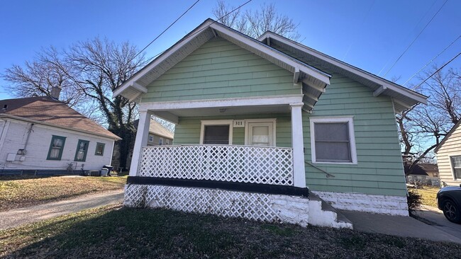 Primary Photo - $935 - 3 bed 1.5 bath - Single Family Home