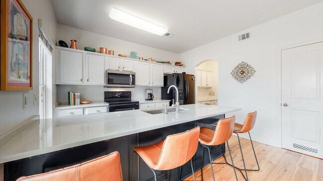 Building Photo - 553 Rosedale Ave